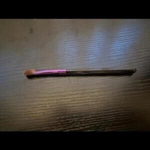 MAC 213SE Fluffy Eyeshadow Brush - Essential for Seamless Blending